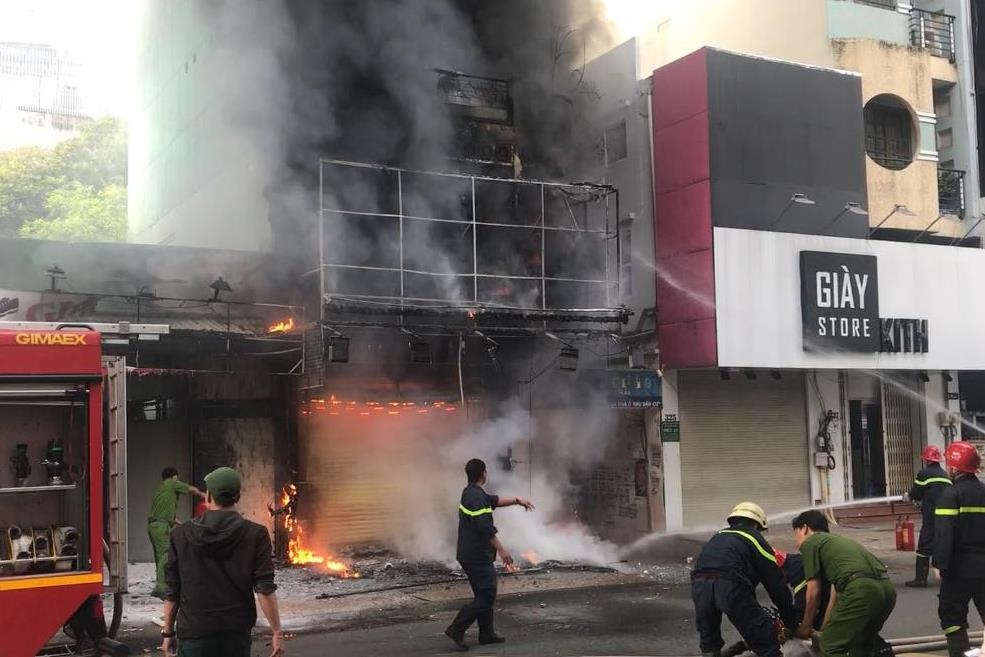 Canh sat cuu nu chu nha mac ket trong can nha 4 tang chay ngun ngut hinh anh