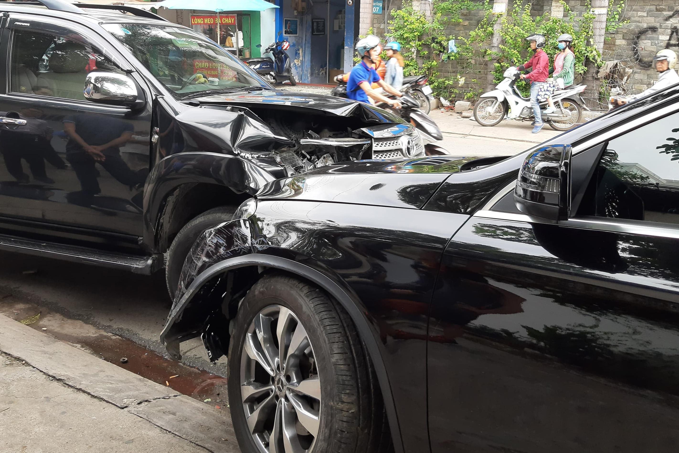 Mercedes huc 3 xe may va mot oto o Sai Gon, 2 nguoi bi thuong hinh anh