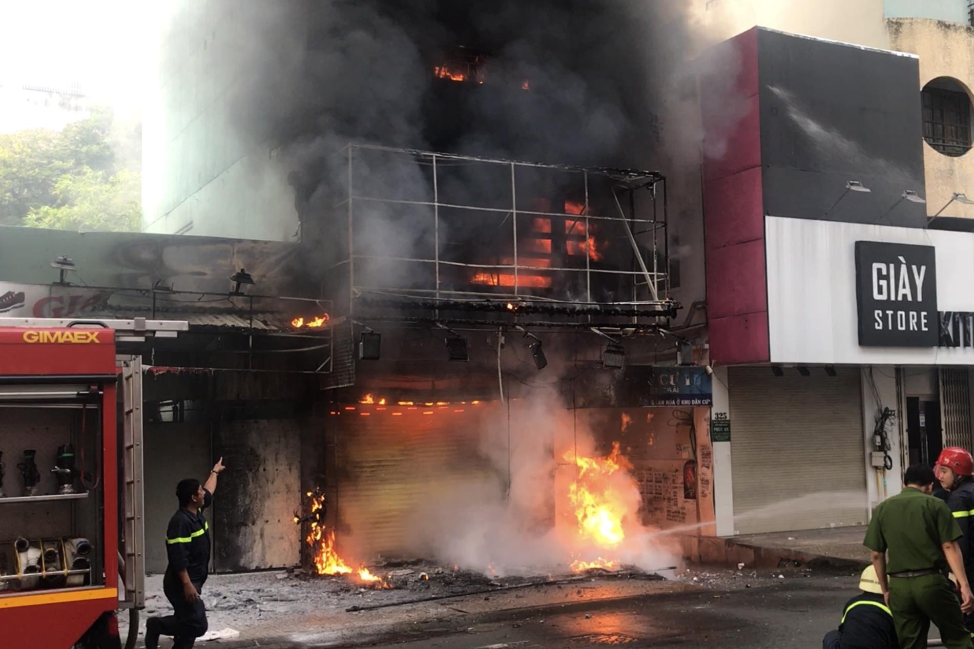 Cuu nu gia chu mac ket tren san thuong can nha bi chay hinh anh