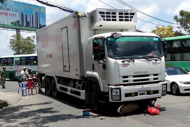 Chay vao lan oto, 3 thanh nien di Exciter gap nan o Sai Gon hinh anh