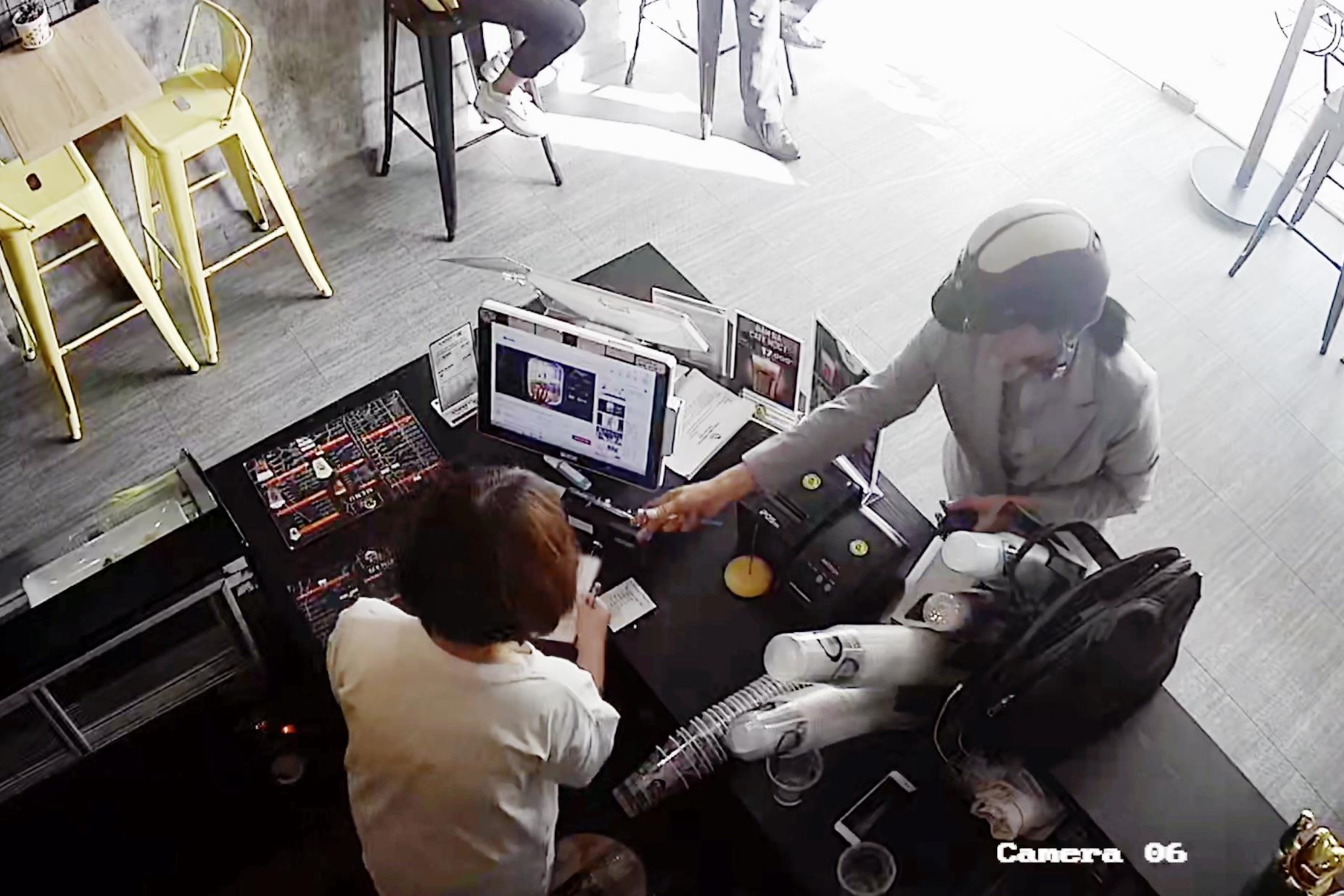 Mao danh nhan vien Cuc An toan thuc pham thu tien ve sinh quan ca phe hinh anh