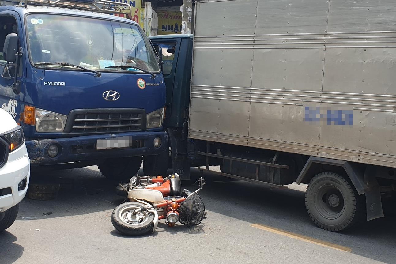 Xe tai mat thang gay tai nan lien hoan o Sai Gon, 2 nguoi thuong vong hinh anh