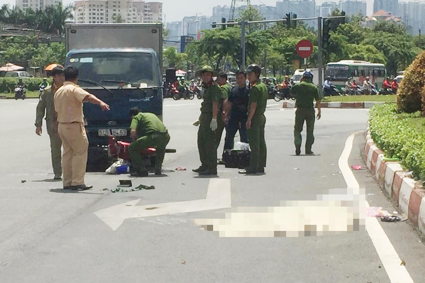 Nguoi phu nu bi xe tai tong vang 5 m, tu vong o Sai Gon hinh anh