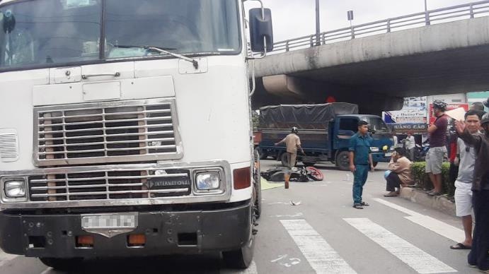 Xe dau keo va cham xe may dung den do, mot phu nu tu vong hinh anh