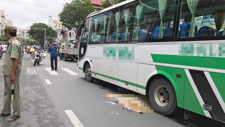 Xe khach can chet nguoi anh 1