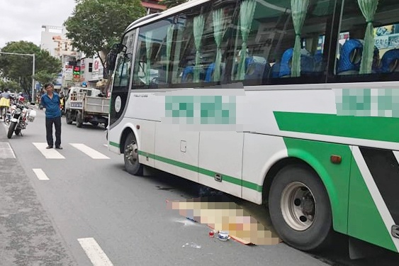 Mot phu nu luom ve chai bi xe khach can tu vong hinh anh