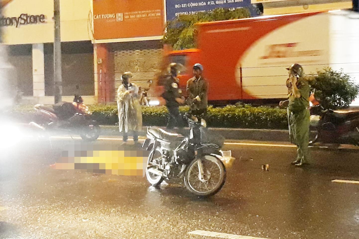 Chong om thi the vo khoc tuc tuoi sau va cham voi xe dau keo o Sai Gon hinh anh