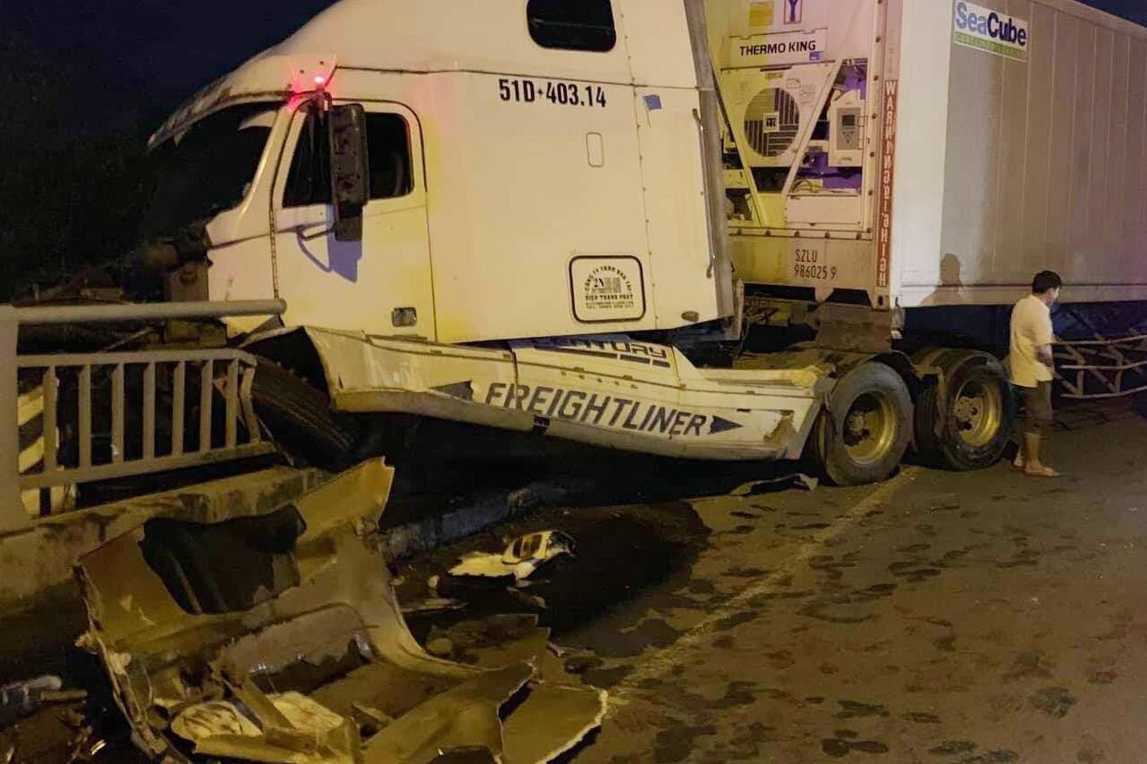 Xe dau keo no lop, duong dan cao toc Long Thanh tac 3 km hinh anh