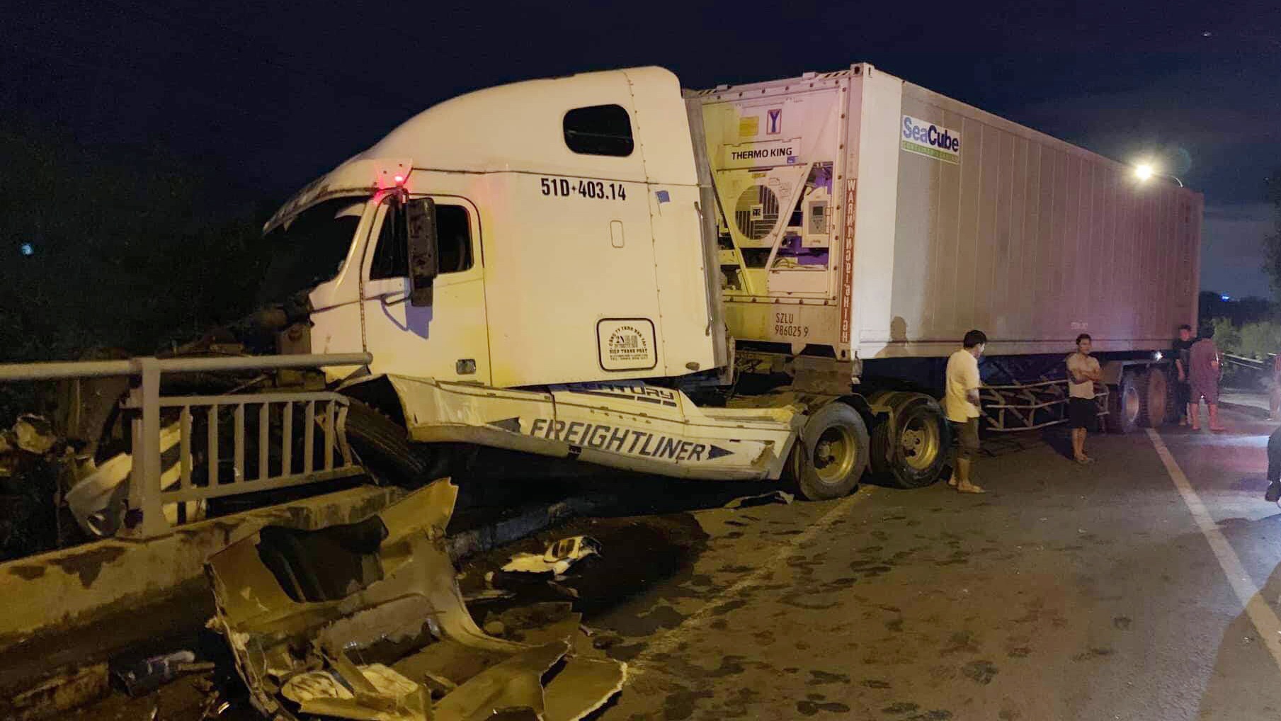 Xe đầu kéo lao xuống kênh ảnh 1 Xe dau keo lao xuong kenh anh 1