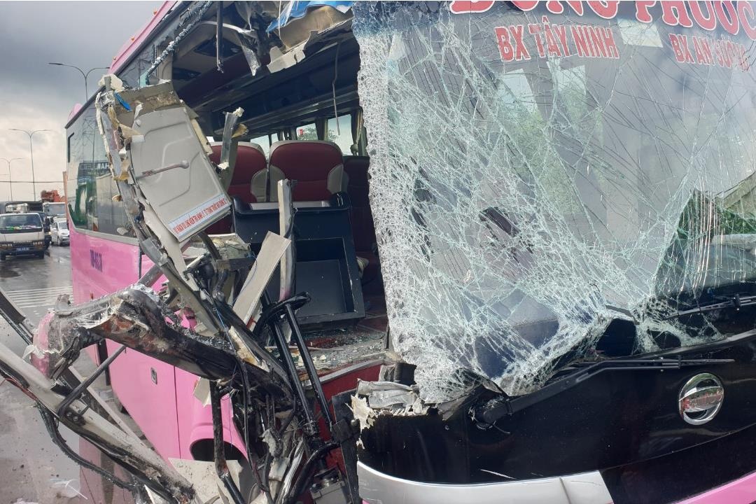 Oto khach tong xe container o Sai Gon, 4 nguoi bi thuong hinh anh