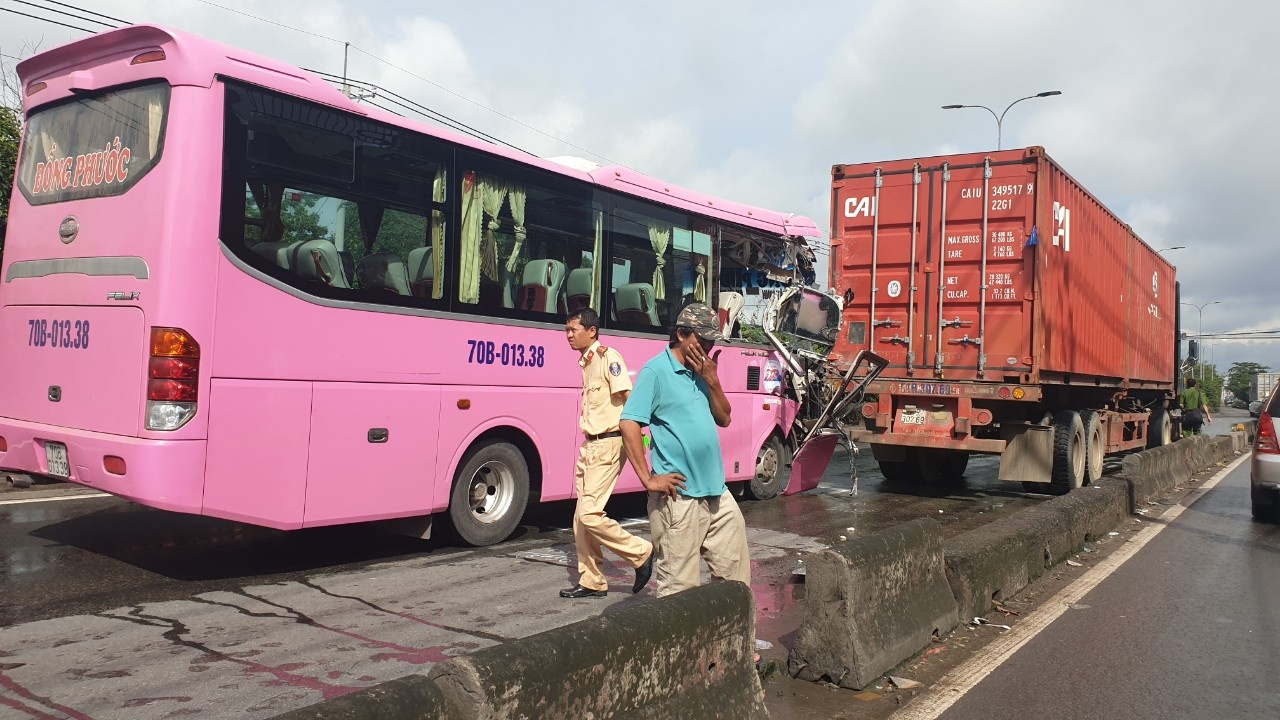 Xe khach tong xe dau keo anh 1