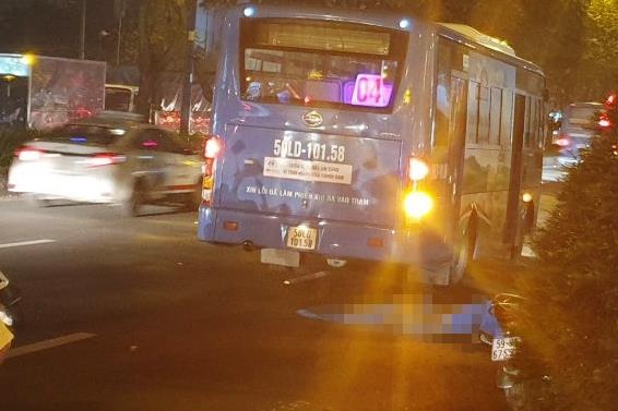 Nam thanh nien bi xe buyt can tu vong o Sai Gon hinh anh