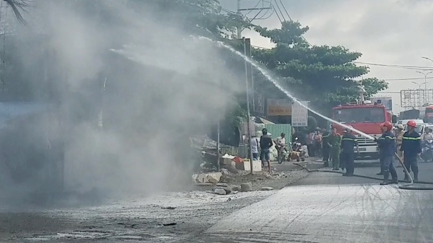 Tu dien trung the o Binh Chanh boc chay, nguoi dan thao chay hinh anh