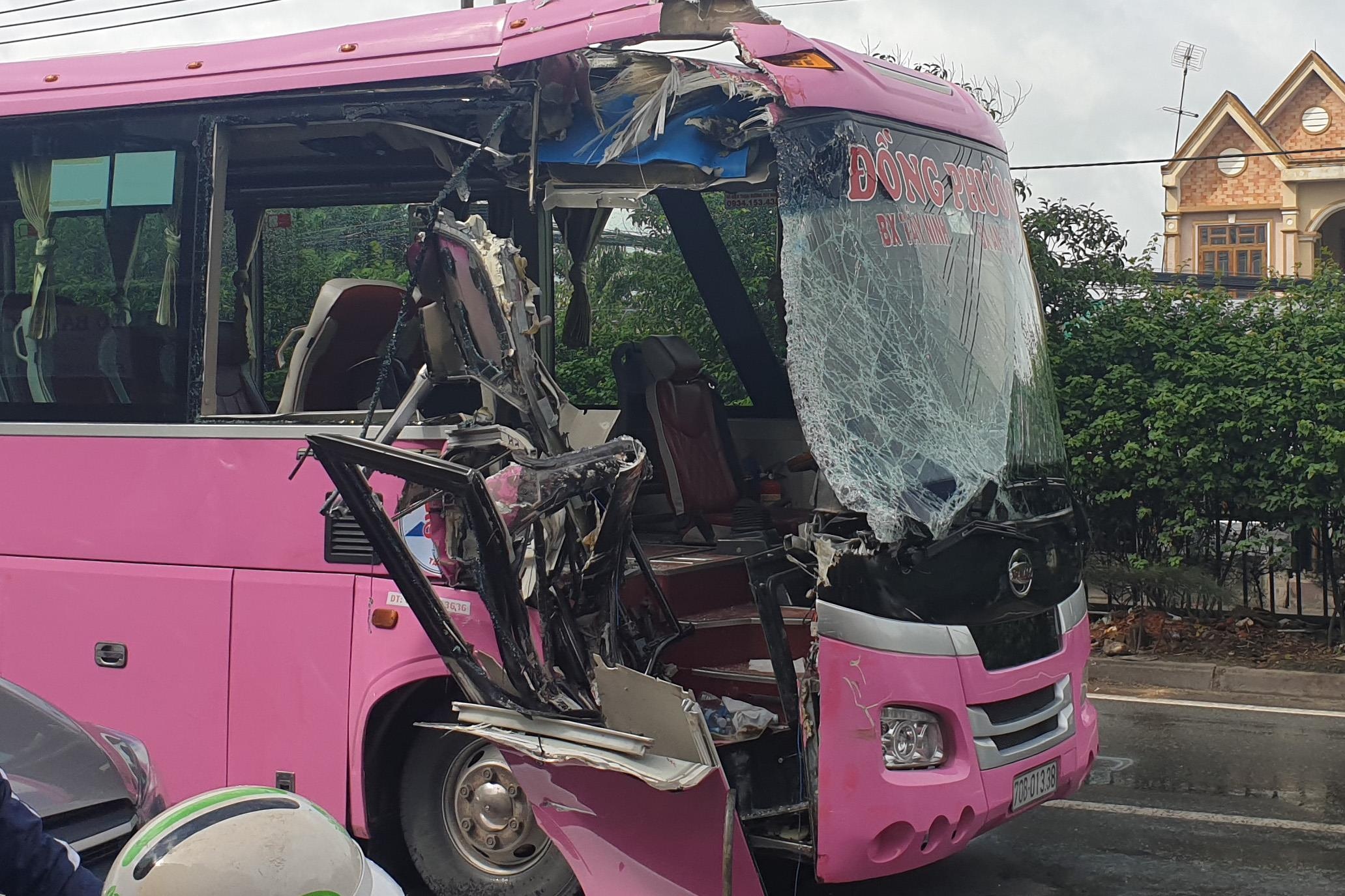 Quoc lo 22 un tac 4 km sau tai nan giua oto khach va xe container hinh anh