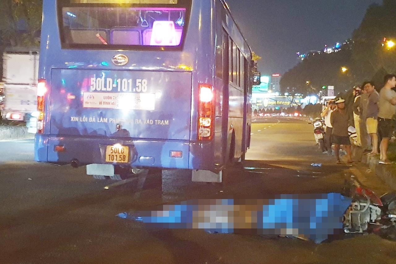 Va cham voi xe buyt, nam thanh nien tu vong o Sai Gon hinh anh