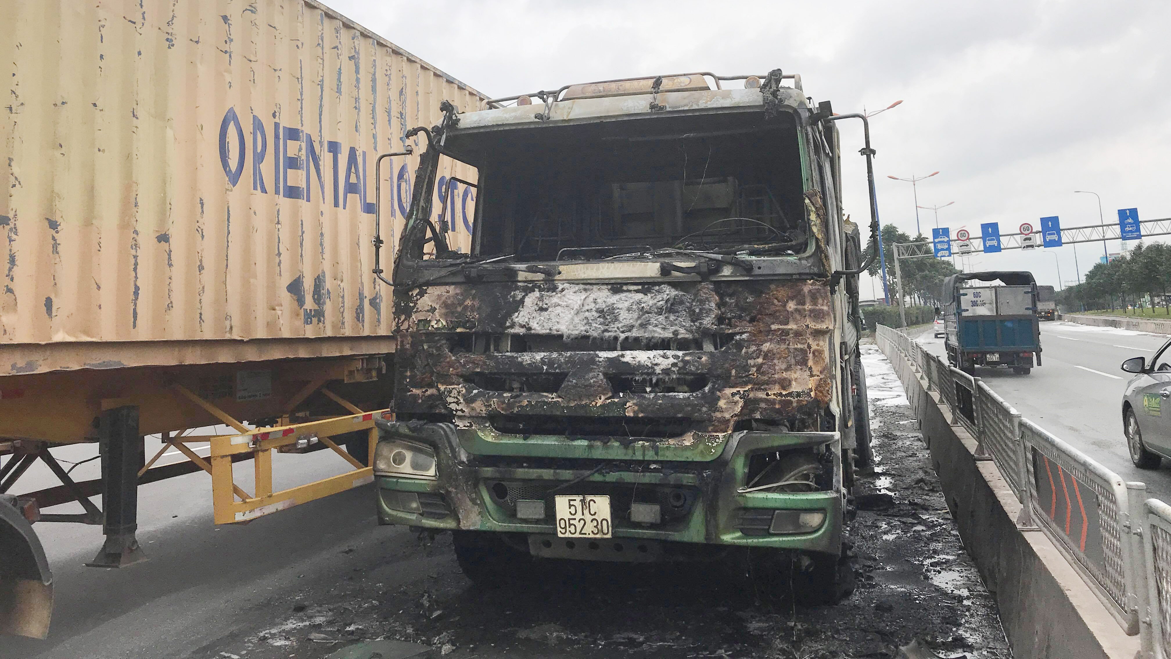 Chay xe ben tren xa lo Ha Noi anh 1