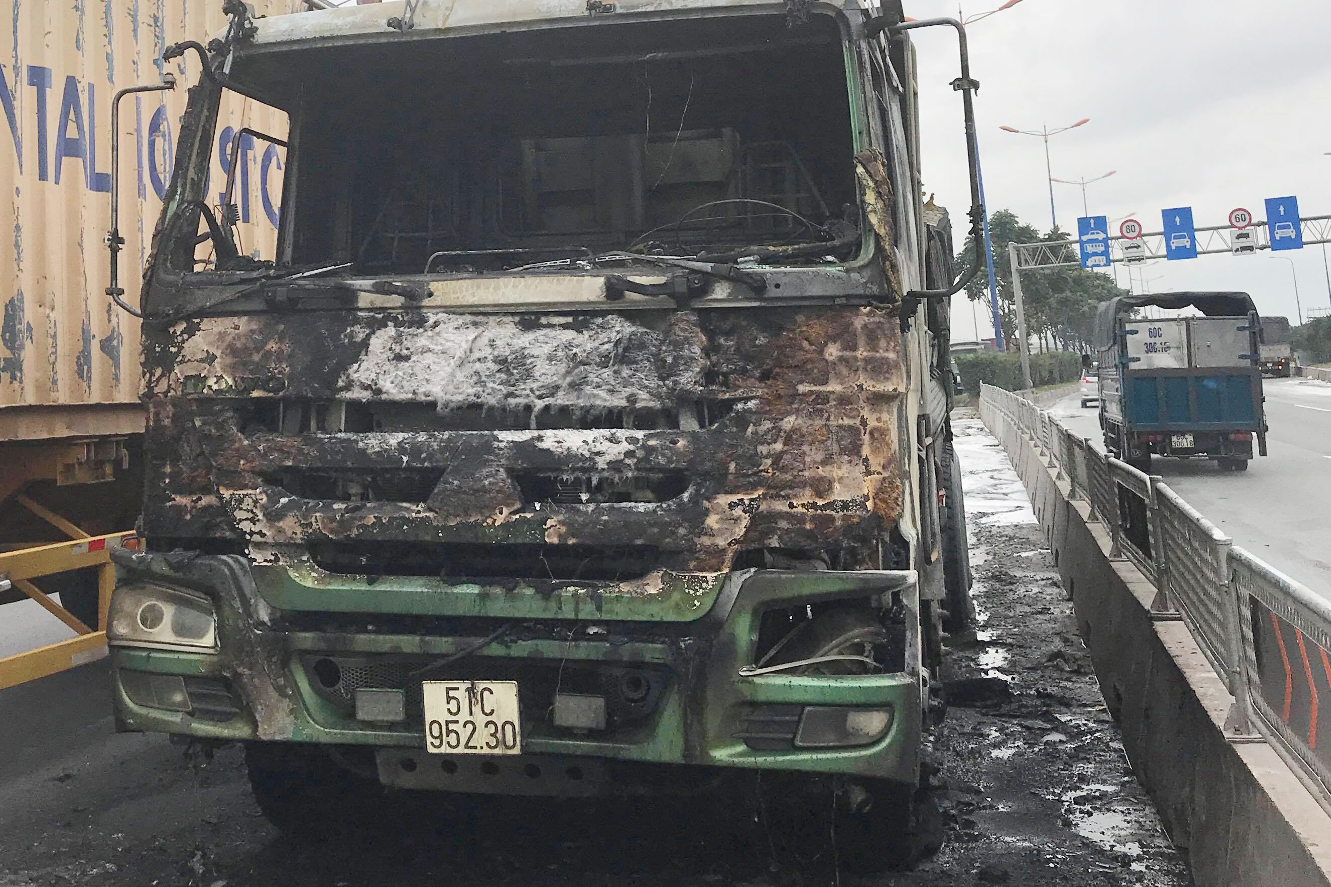 Xe ben boc chay o Sai Gon, tai xe chay thao than hinh anh