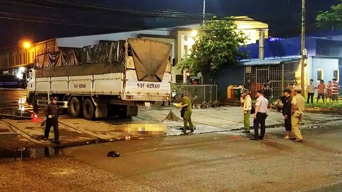 Xe tải cán chết người phụ nữ ở Sài Gòn ảnh 1 Xe tai can chet nguoi phu nu o Sai Gon anh 1