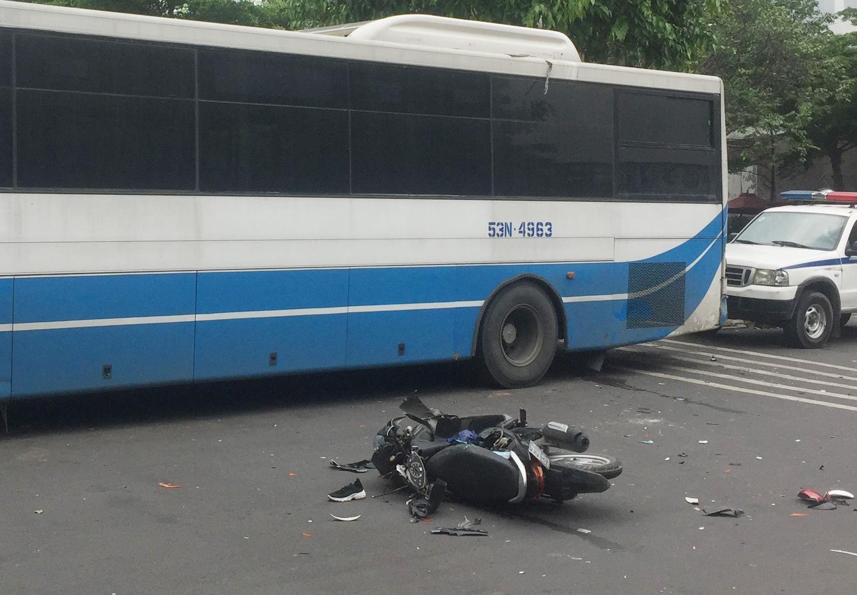 Duoi theo cuop, xe may do co gai cam lai tong vao xe buyt o Sai Gon hinh anh