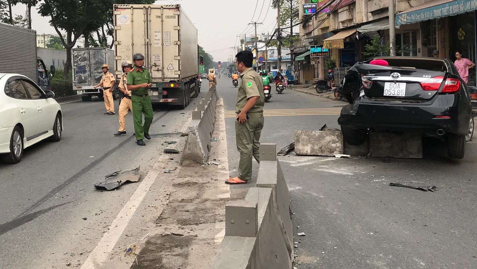 Container va chạm ôtô con ảnh 1 Container va cham oto con anh 1