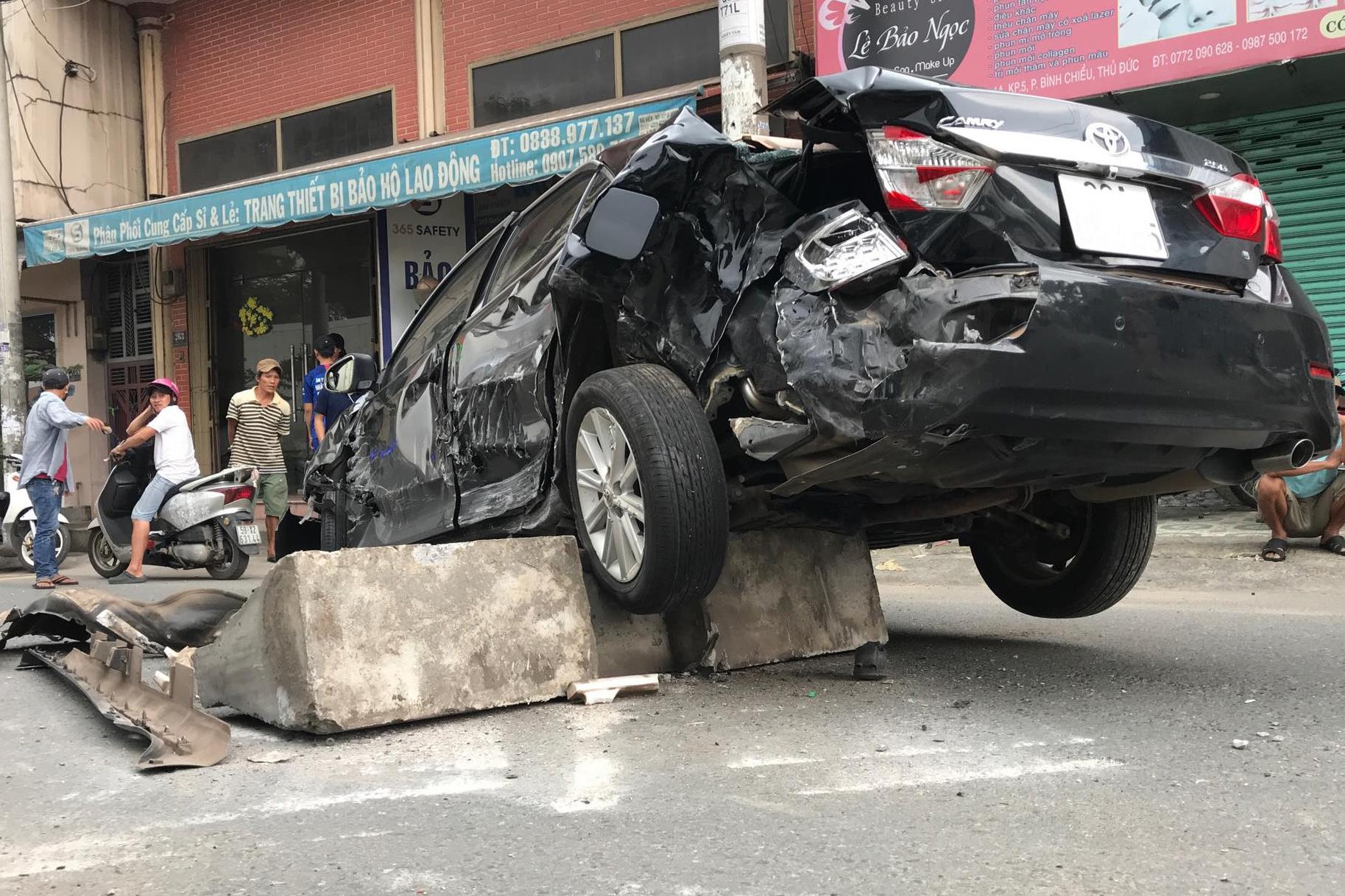 Toyota va cham xe dau keo, 2 vo chong thoat chet hinh anh