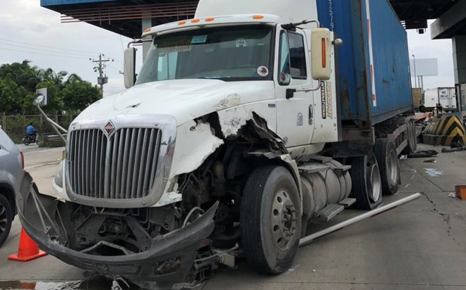 Bao dong tai nan giao thong tren duong cao toc Trung Luong hinh anh