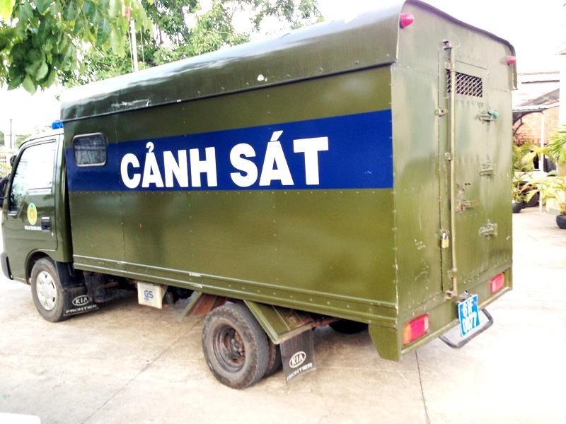 Bat nguoi cuoi thoat khoi xe cho pham nhan nhu phim hanh dong hinh anh