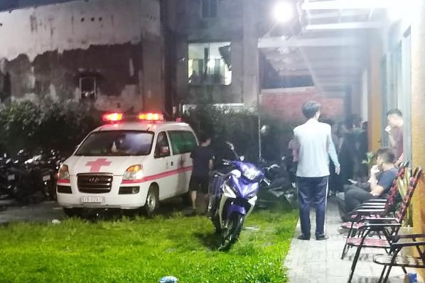 Vao buong thang may khong co cabin, bao ve roi tu tang 18 hinh anh