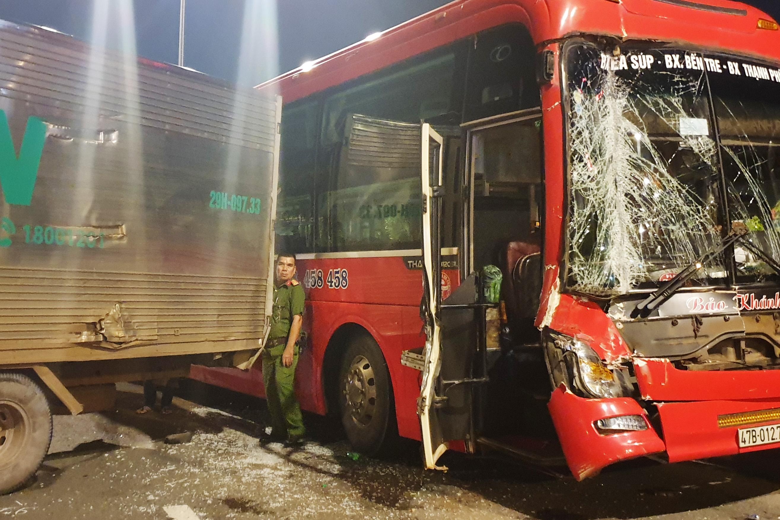 3 oto tong nhau lien hoan o TP.HCM, quoc lo 1 un tac 4 km trong dem hinh anh