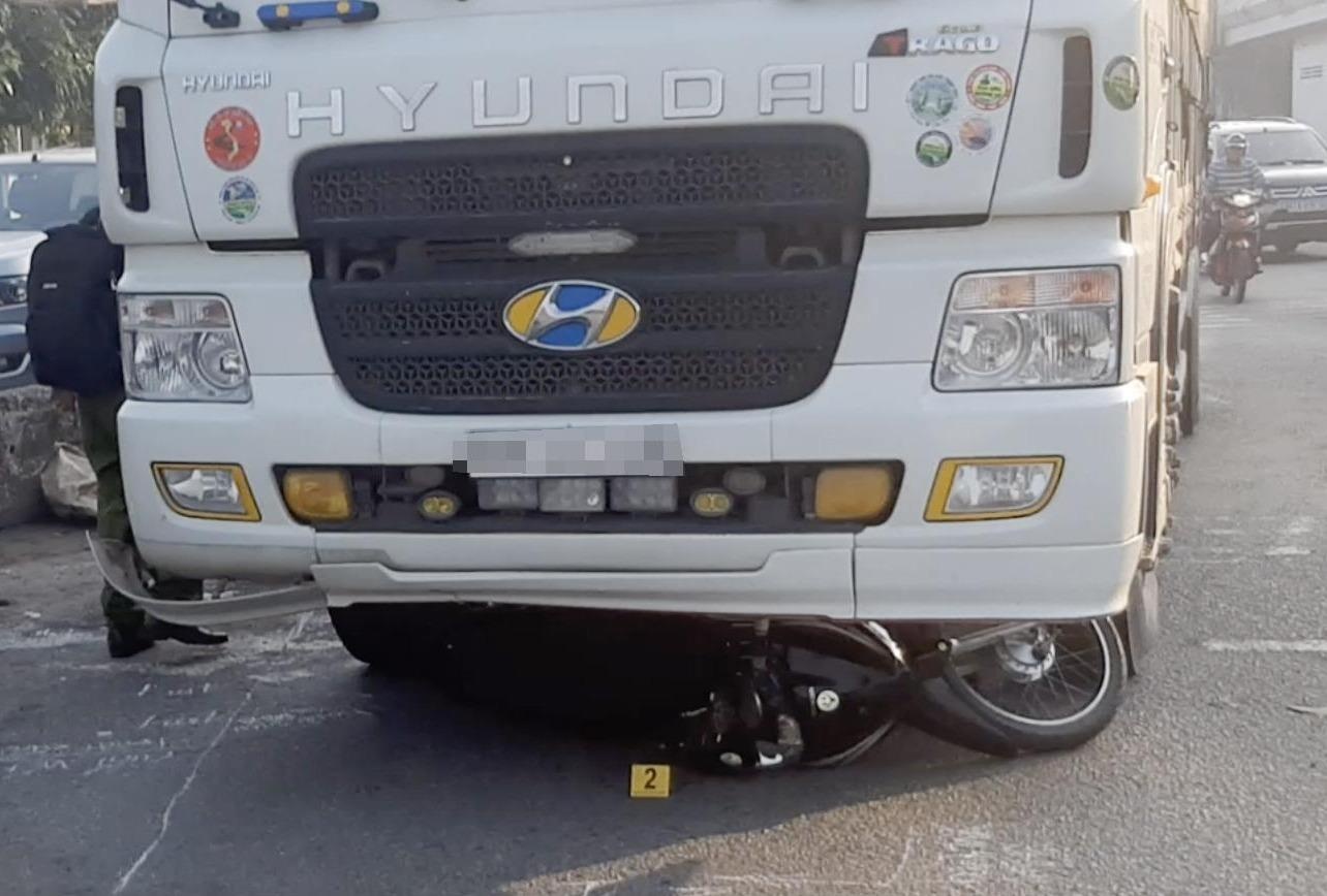 Doi nam nu thuong vong sau va cham voi xe tai o nga tu An Suong hinh anh