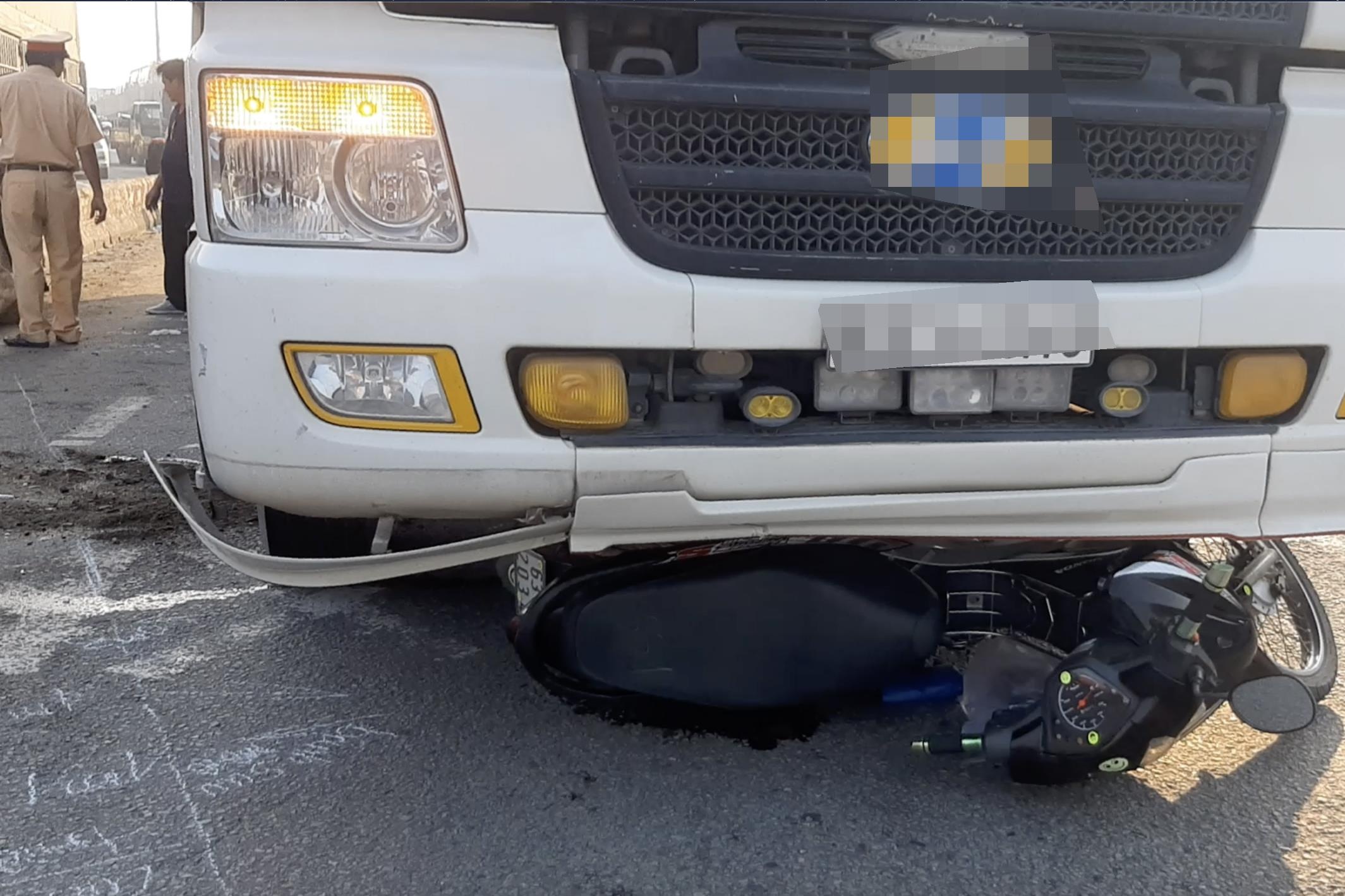 Chay xe may qua duong, doi nam nu va cham oto tai tu vong o TP.HCM hinh anh