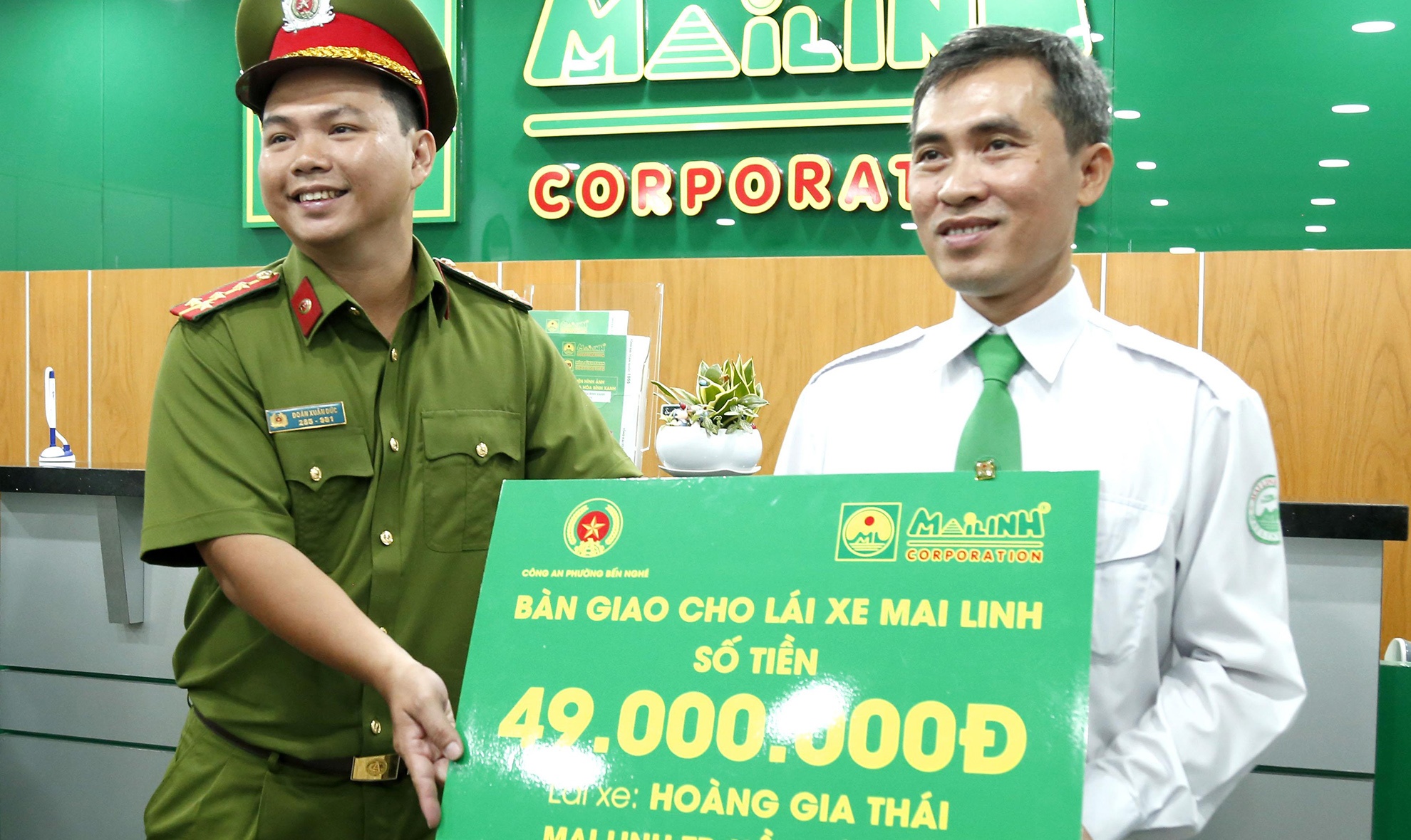 Tai xe taxi duoc nhan 49 trieu vi khong co nguoi nhan hinh anh