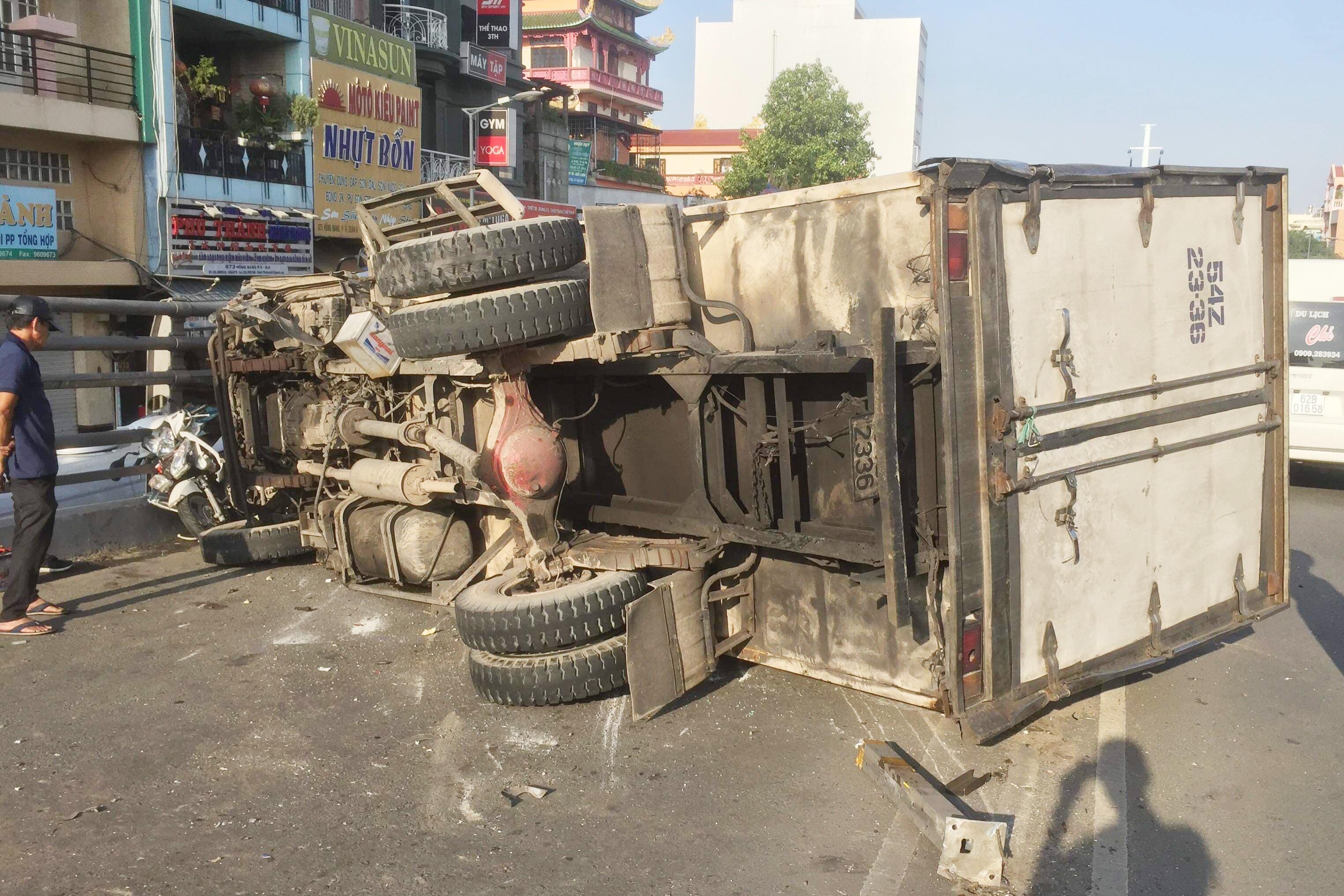 Oto tai lan lan, huc vang 2 xe may o TP.HCM hinh anh