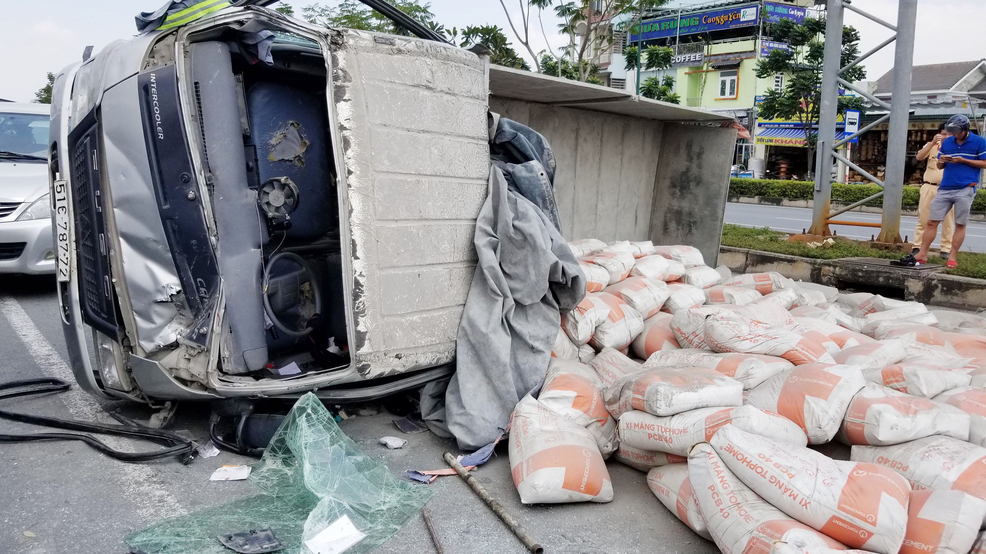 Xe tai cho xi mang bi lat, dai lo Pham Van Dong un tac 3 km hinh anh