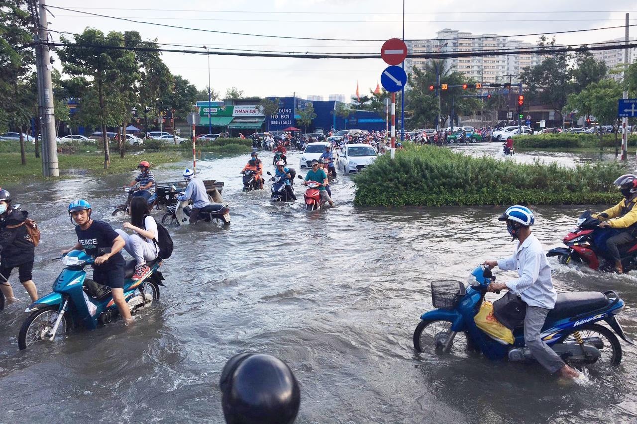 Trieu cuong len cao, nguoi Sai Gon loi nuoc ve nha hinh anh