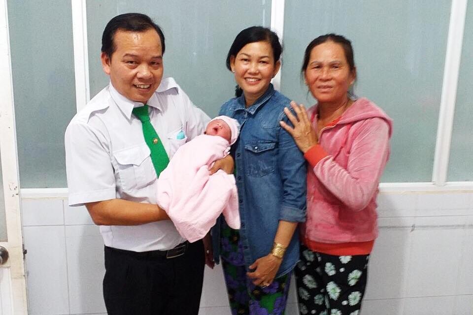 Nam tai xe do de cho san phu sinh con tren taxi hinh anh