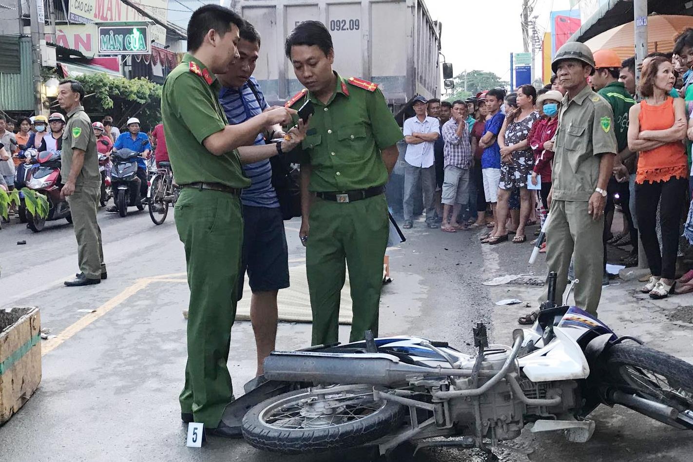 Xe ben chay vao duong cam, tong chet mot co gai o TP.HCM hinh anh