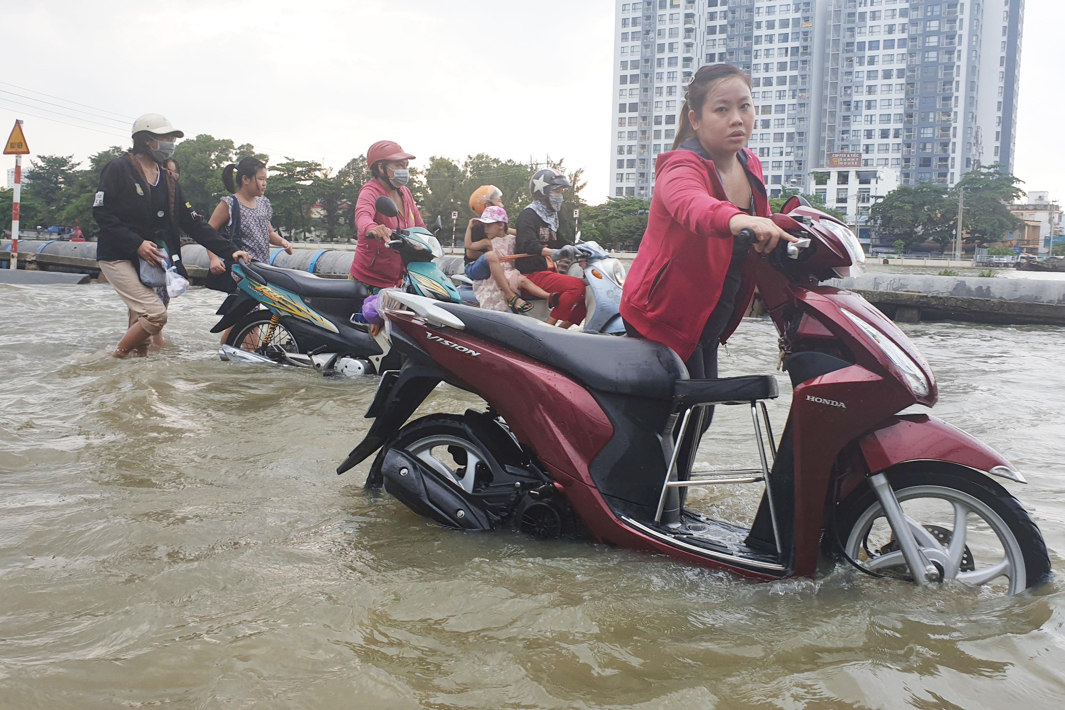 Troi khong mua, nguoi Sai Gon van loi bi bom vi trieu cuong len 1,68 m hinh anh