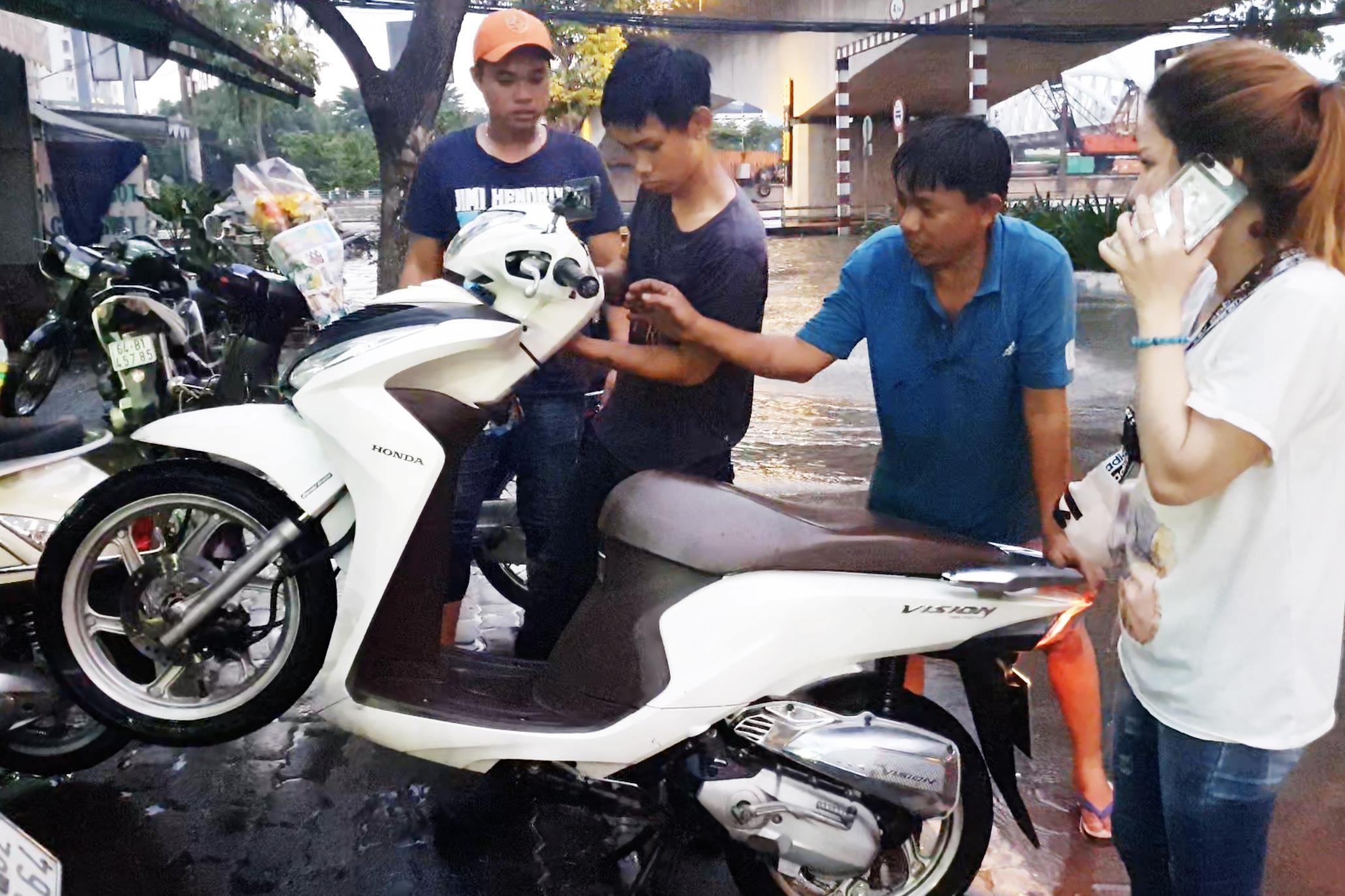 Nguoi Sai Gon sua xe mien phi trong buoi chieu trieu cuong dang cao hinh anh