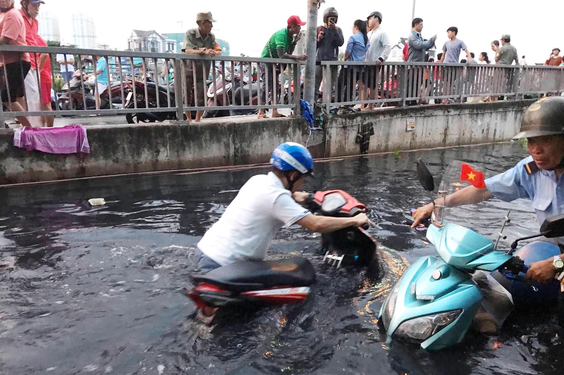 Hang chuc ho dan bi nuoc bao vay sau su co vo bo bao o TPHCM hinh anh