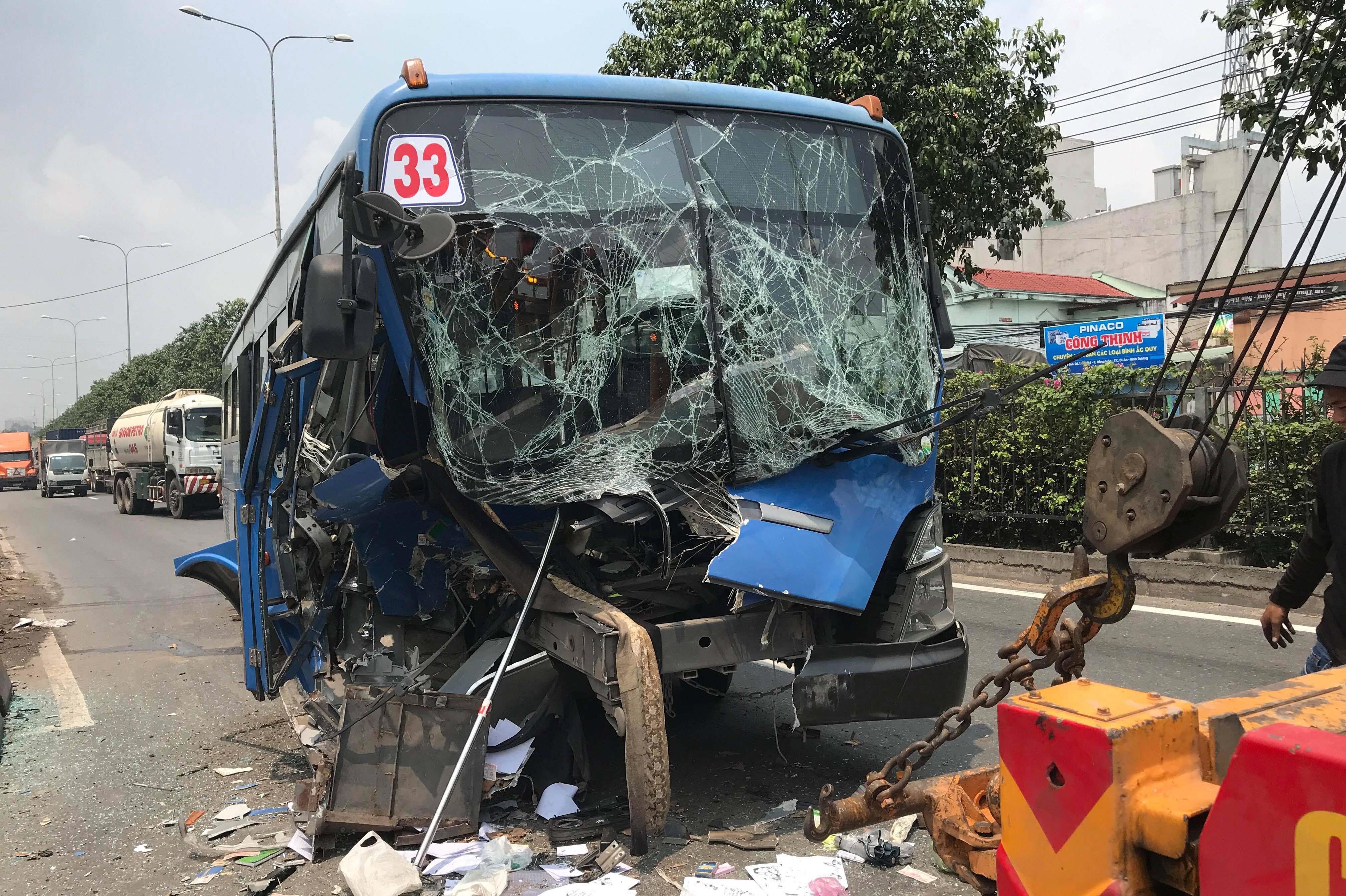 Xe buyt tong xe dau keo o TP.HCM, quoc lo 1 un tac 4 km hinh anh