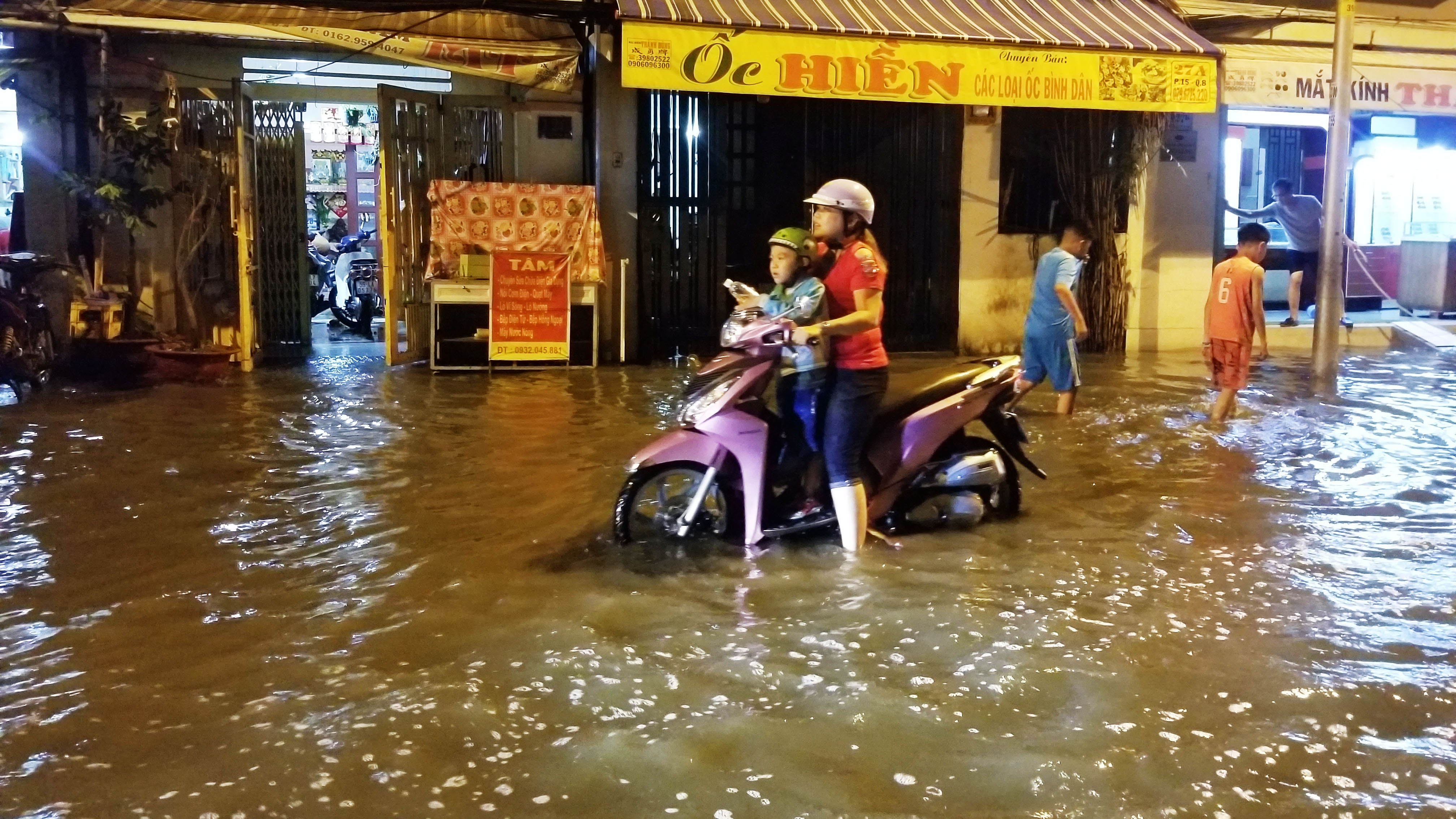 Vỡ bờ bao ở quận 8 ảnh 1 Vo bo bao o quan 8 anh 1