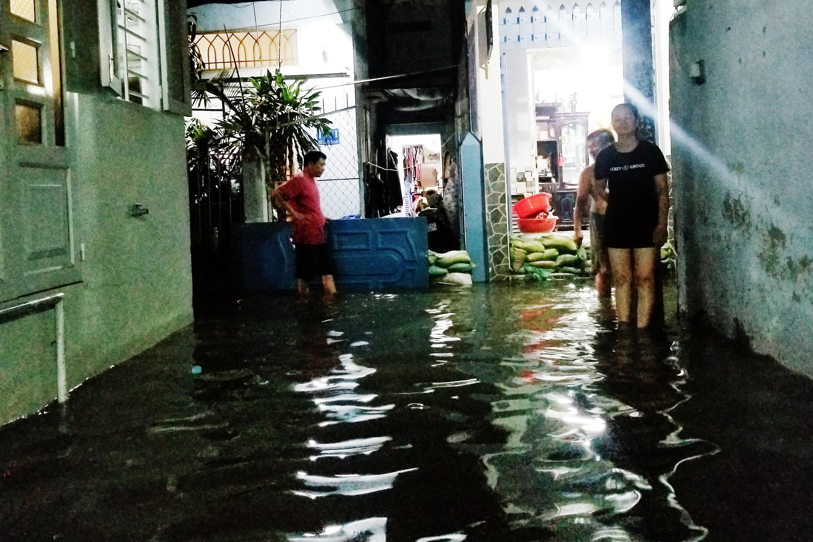 Trieu cuong len 1,68 m lam vo bo bao, nhieu nha dan o TP.HCM bi ngap hinh anh