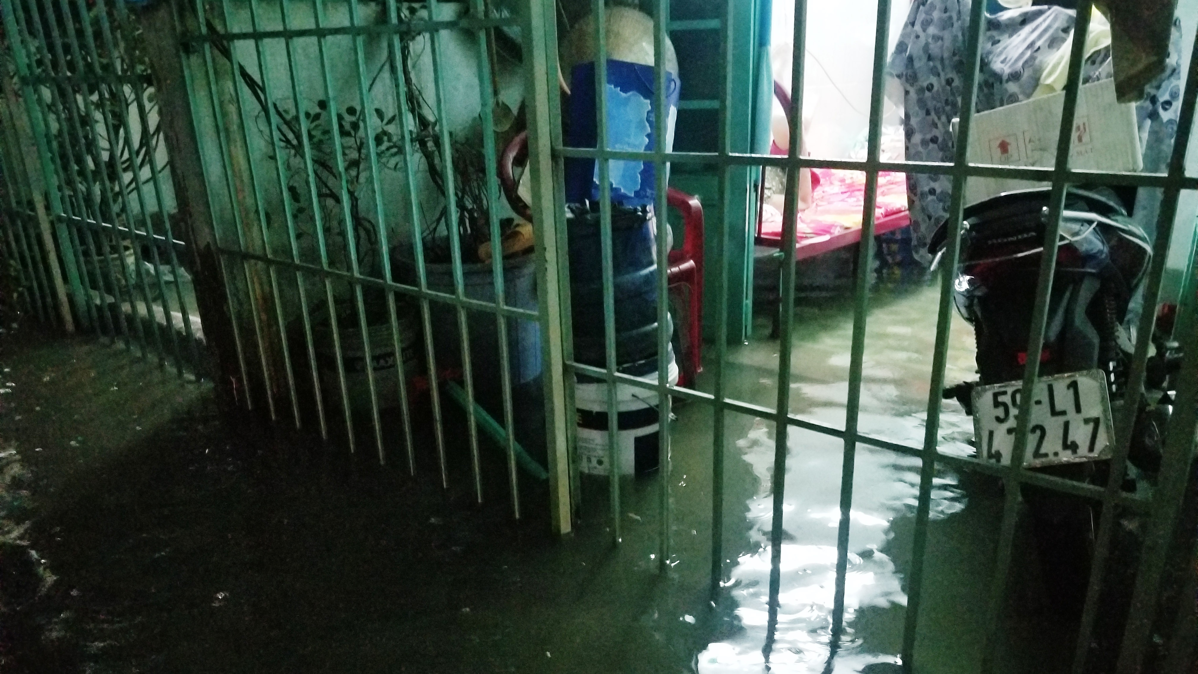 Vỡ bờ bao ở quận 8 ảnh 2 Vo bo bao o quan 8 anh 2