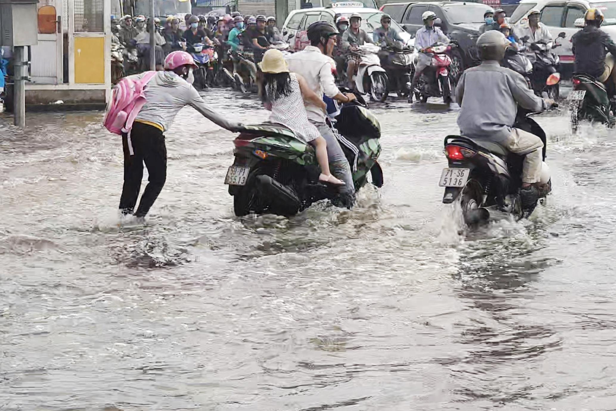 Nguoi dan TP.HCM dinh ngap nuoc, ket xe dau tuan vi trieu cuong hinh anh