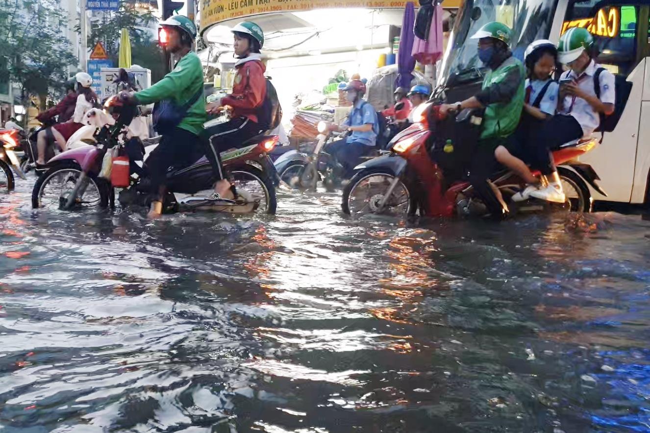 Trieu cuong dat dinh, khu trung tam TP.HCM ngap sau hinh anh