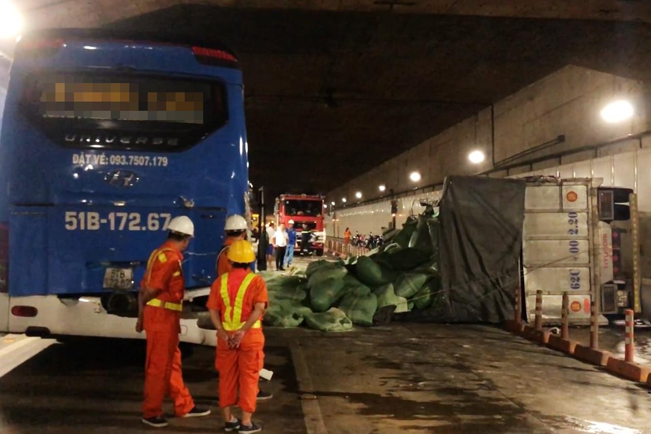 Ham song Sai Gon phong toa 4 gio sau tai nan giua xe tai va oto khach hinh anh