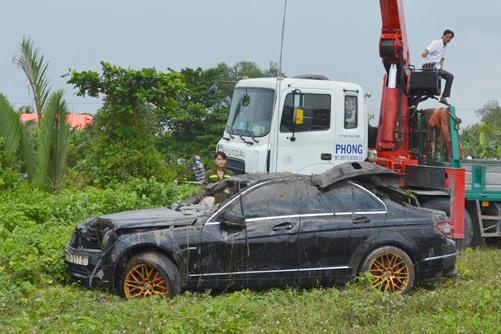 Truc vot xe Mercedes roi xuong rach o Tien Giang hinh anh