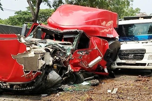 Cuon thep dut xich de nat cabin khien tai xe tu vong o TP.HCM hinh anh