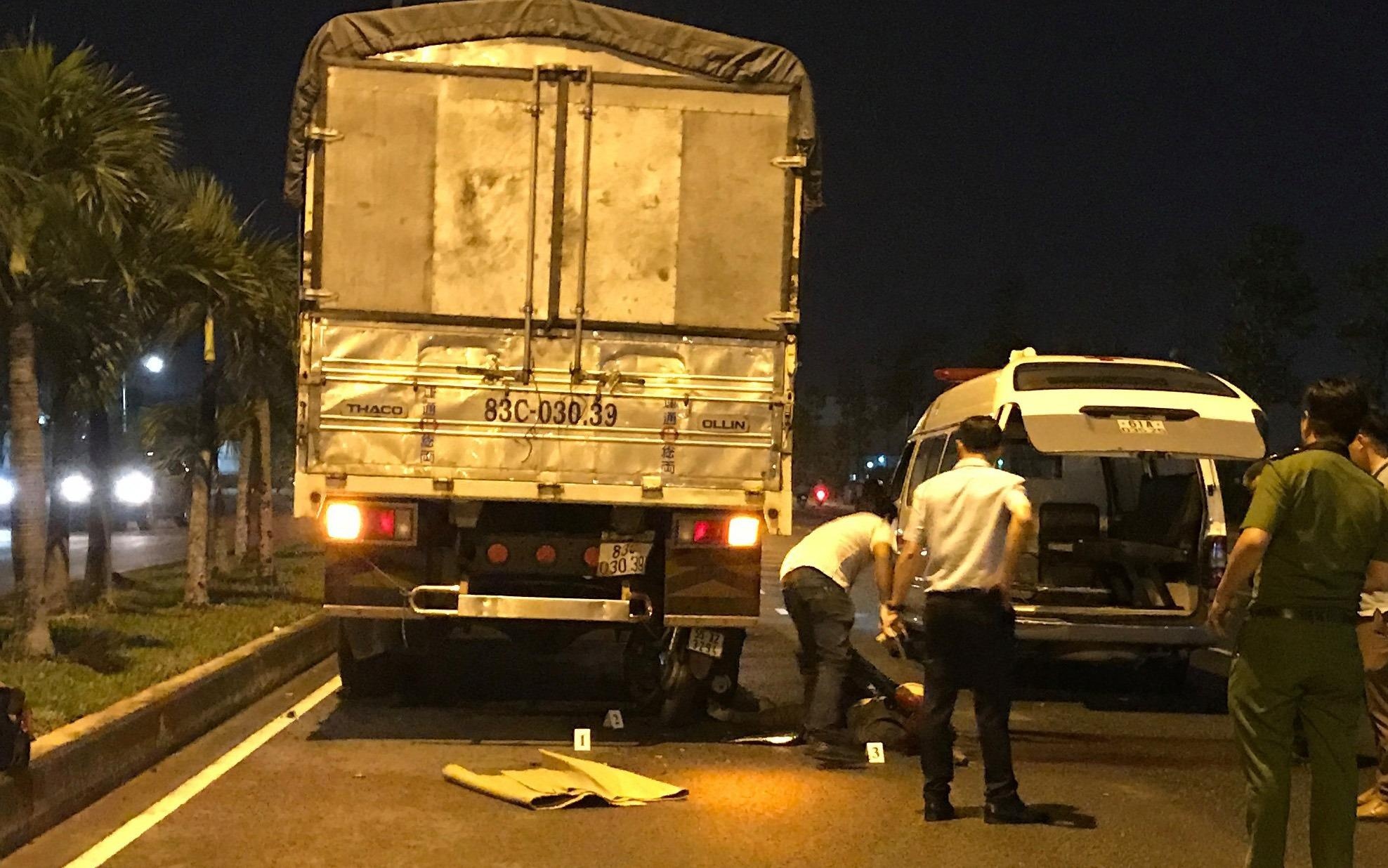 Tong oto tai dung giua duong, tai xe xe may tu vong hinh anh